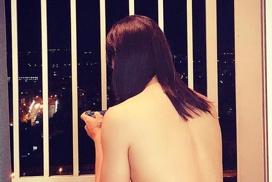 Tưởng Linh Chi bán nude chơi game ngoài ban công, nhìn kỹ hóa ra đàn ông đội tóc giả