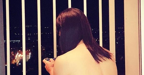 Tưởng Linh Chi bán nude chơi game ngoài ban công, nhìn kỹ hóa ra đàn ông đội tóc giả-1