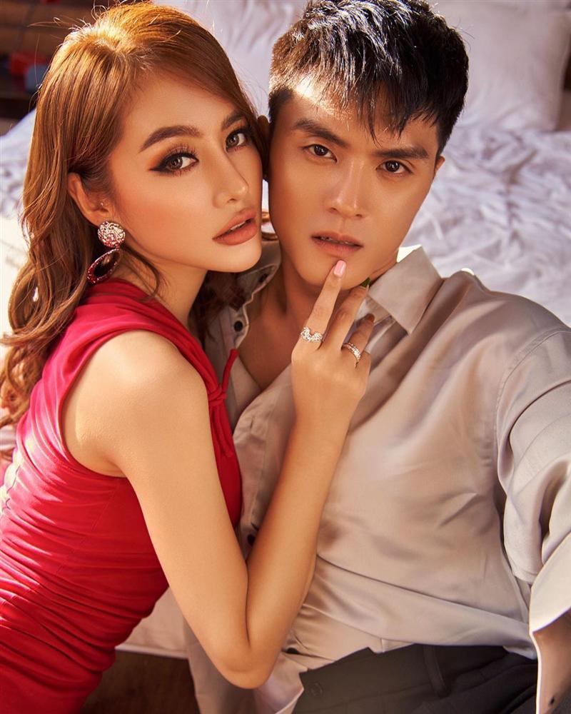 Tưởng Linh Chi bán nude chơi game ngoài ban công, nhìn kỹ hóa ra đàn ông đội tóc giả-5