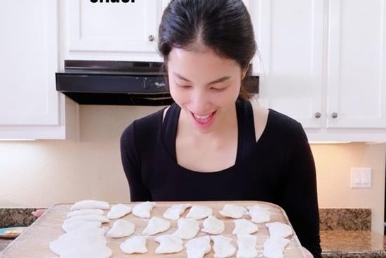 Sau clip chế biến cua bị 'ném đá', Phạm Hương hào hứng khoe món mới tự làm