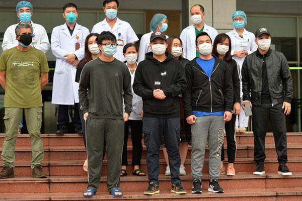 Thêm 11 người ra viện, tổng số 75 ca Covid-19 khỏi bệnh, sức khỏe bác gái bệnh nhân số 17 N.H.N đã khá hơn-1