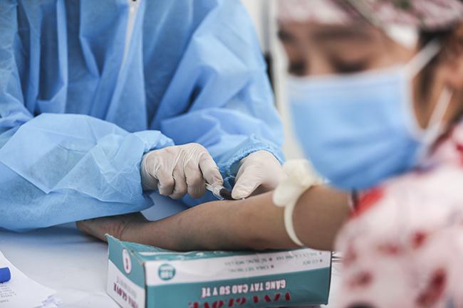 Test nhanh tại Hà Nội, phát hiện 3 ca nghi nhiễm Covid-19 ngày 2/4-5