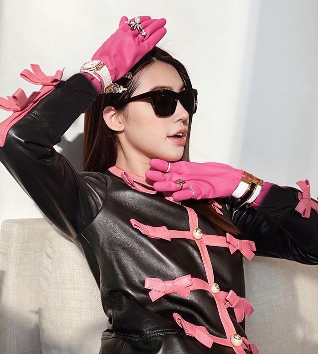 Jolie Nguyễn đeo găng tay rửa bát mà dát toàn đá quý, kim cương-1