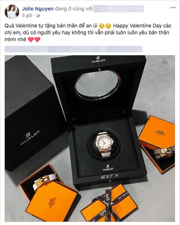 Jolie Nguyễn đeo găng tay rửa bát mà dát toàn đá quý, kim cương-8