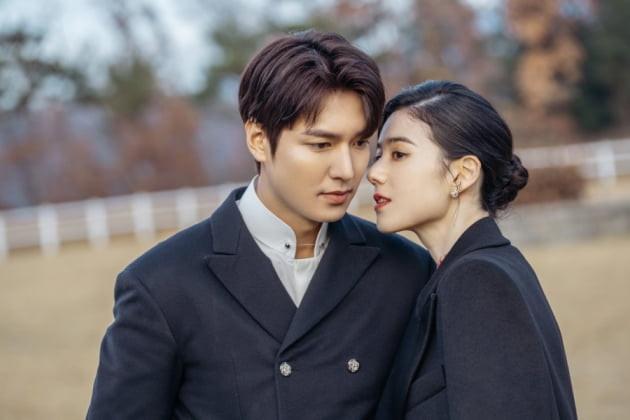 Màn ảnh Hàn tháng 4: Bom tấn của Lee Min Ho cũng phải dè chừng loạt phim hot không kém này-4