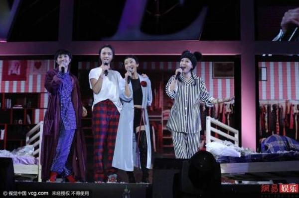 Năm 2015, Lưu Nhược Anh tổ chức buổi biểu diễn âm nhạc tại nhà thi đấu Bắc Kinh. Trong sự kiện âm nhạc lớn này, nữ ca sĩ mặc nguyên bộ đồ ngủ kẻ sọc lên sân khấu. Bộ đồ không những không làm Lưu Nhược Anh bị kém nổi bật, ngược lại nó còn làm cho cô càng trở nên trẻ trung và ngọt ngào hơn.