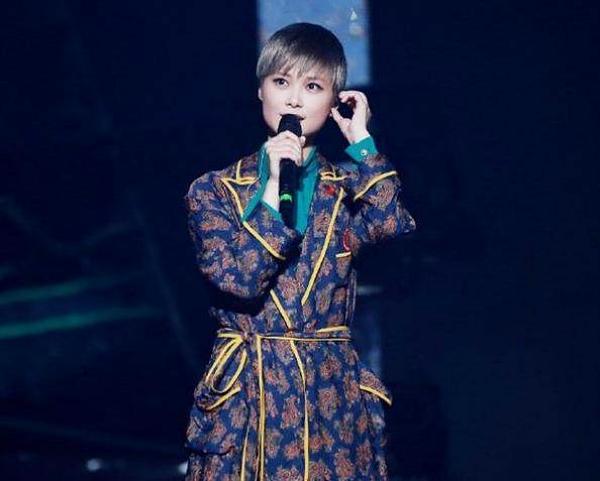 Tại buổi biểu diễn của mình tại Bắc Kinh, Lý Vũ Xuân có thay một bộ đồ ngủ để biểu diễn. Các fan đã nhận xét bộ đồ ngủ đã khiến cho nữ ca sĩ "tomboy" thường thấy phút chốc trở nên dịu dàng đến khó tả.