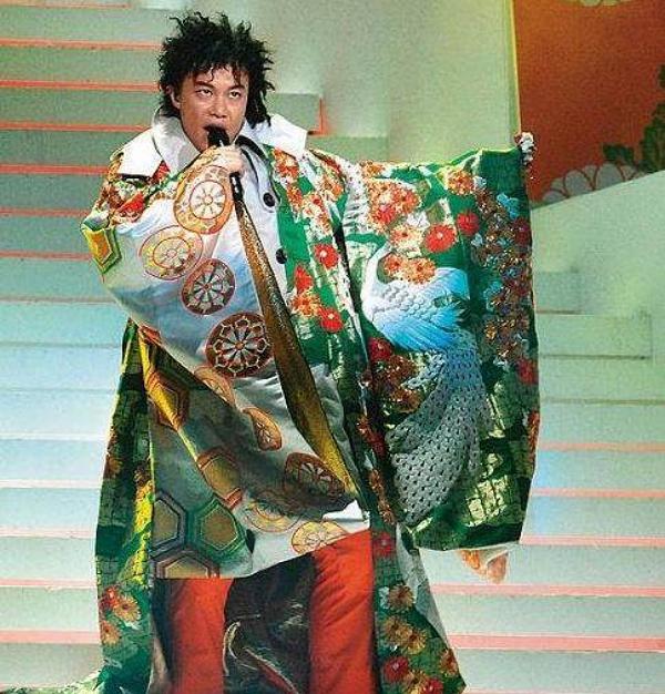 Trần Dịch Tấn là một trong những ca sĩ có tính cách vô cùng đặc biệt của làng giải trí Hoa Ngữ. Vì vậy việc nam ca sĩ bê nguyên bộ đồ ngủ lên sân khấu để biểu diễn cũng không làm người hâm mộ cảm thấy quá bất ngờ.