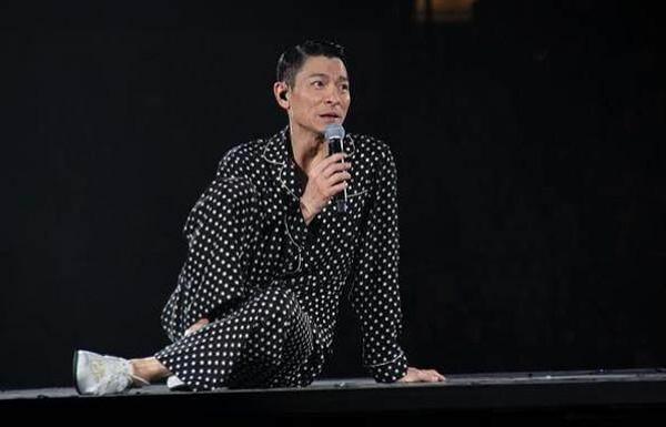 Đó không phải lần duy nhất nam nghệ sĩ diện trang phục ngủ biểu diễn. Tuy nhiên khán giả không bao giờ chán và vẫn yêu thích tiết mục của anh.