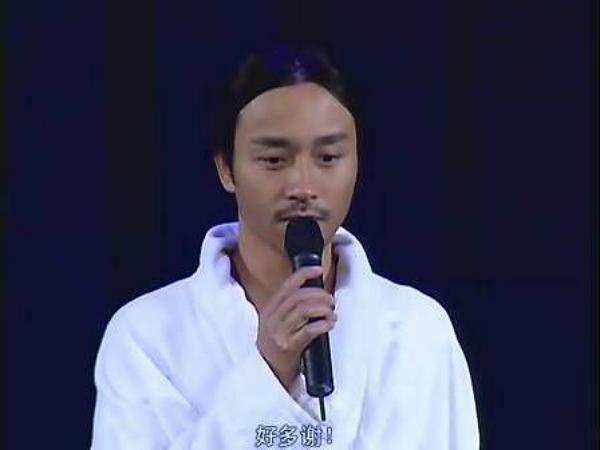 Trong một buổi biểu diễn của mình, cố nghệ sĩ Trương Quốc Vinh diện nguyên bộ áo choàng tắm, dép lê. Trang phục độc đáo của Ca Ca khiến fan phấn khích tột độ.