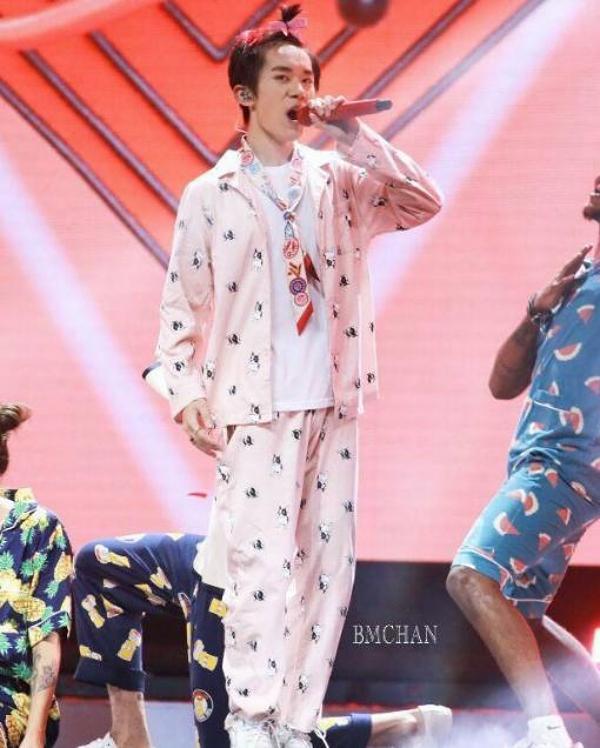 Tại buổi biểu diễn vào năm 2017, thành viên của nhóm nhạc nổi tiếng TFBOYS - Dịch Dương Thiên Tỉ đã mặc bộ đồ ngủ "màu hường" và buộc tóc chỏm với kẹp nơ hồng hết sức đáng yêu. Fan của anh đã nhanh chóng chuyền tay nhau bức ảnh hài hước này.