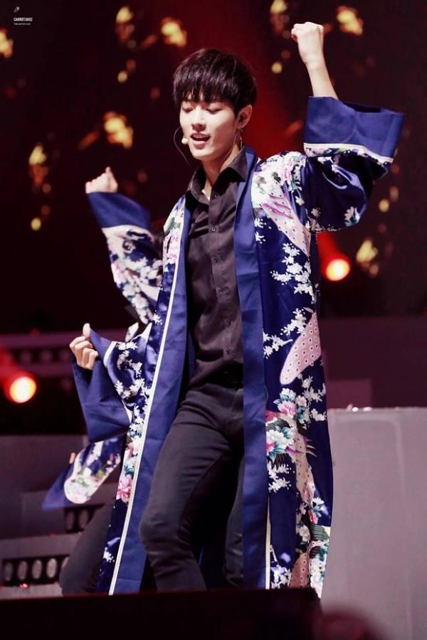 Tiêu Chiến cực dễ thương trong bộ đồ ngủ biểu diễn điệu nhảy Gokuraku Jodo cùng nhóm X-NINE. Dù vậy trang phục này vẫn còn "nhẹ nhàng", chỉ cần bỏ áo choàng, nam diễn viên sẽ có ngay một bộ đồ khác tươm tất.