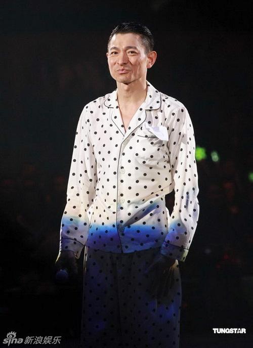 Trong live show kỷ niệm 30 năm gia nhập làng giải trí diễn ra hồi 2010, Lưu Đức Hoa đã mặc bộ trang phục pyjama lên sân khấu.