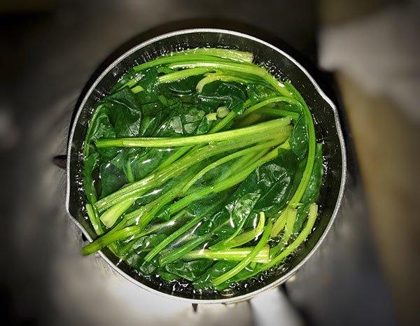 Ăn nhiều thịt ngán ngấy, vợ đảm làm ngay món ăn thanh mát từ cải bó xôi-4