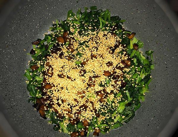 Ăn nhiều thịt ngán ngấy, vợ đảm làm ngay món ăn thanh mát từ cải bó xôi-5