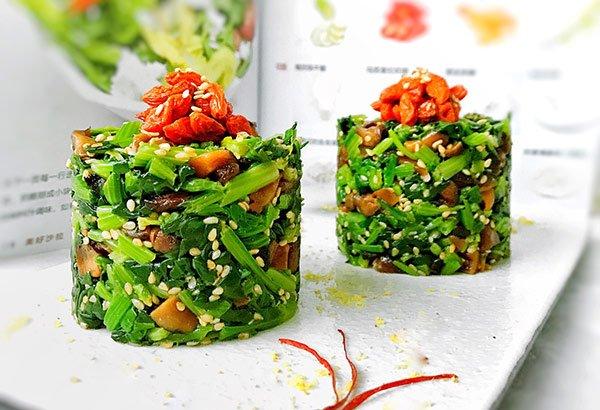 Ăn nhiều thịt ngán ngấy, vợ đảm làm ngay món ăn thanh mát từ cải bó xôi-6