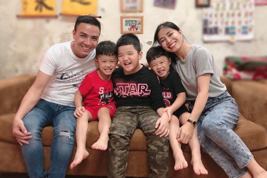 Ông xã khoe ảnh cả gia đình vô tình để lộ mối quan hệ giữa MC Hoàng Linh với con riêng của chồng