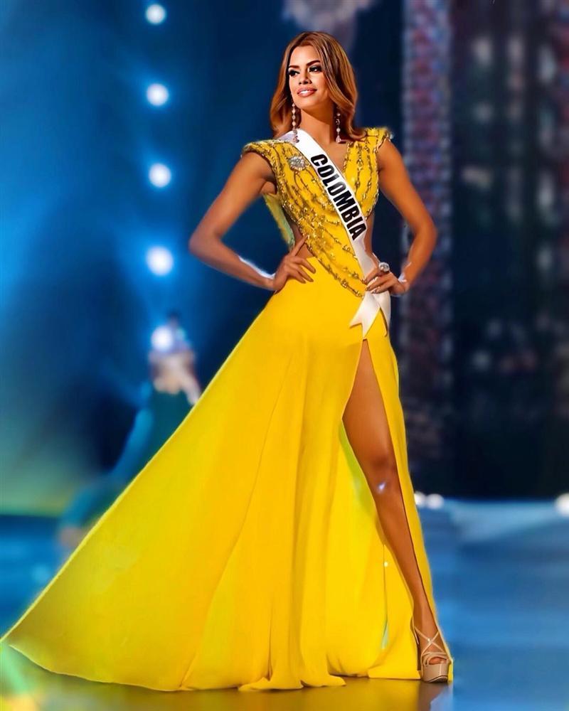 Bản tin Hoa hậu Hoàn vũ 3/4: Chuyện gì xảy ra khi Ariadna mặc thử váy vàng huyền thoại của HHen Niê?-1