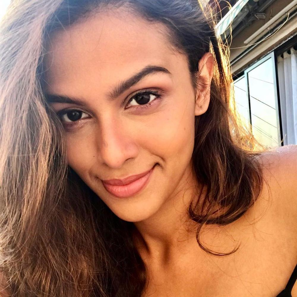 Bản tin Hoa hậu Hoàn vũ 3/4: Chuyện gì xảy ra khi Ariadna mặc thử váy vàng huyền thoại của HHen Niê?-10