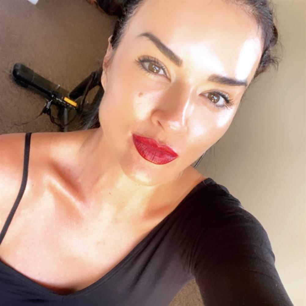 Bản tin Hoa hậu Hoàn vũ 3/4: Chuyện gì xảy ra khi Ariadna mặc thử váy vàng huyền thoại của HHen Niê?-9