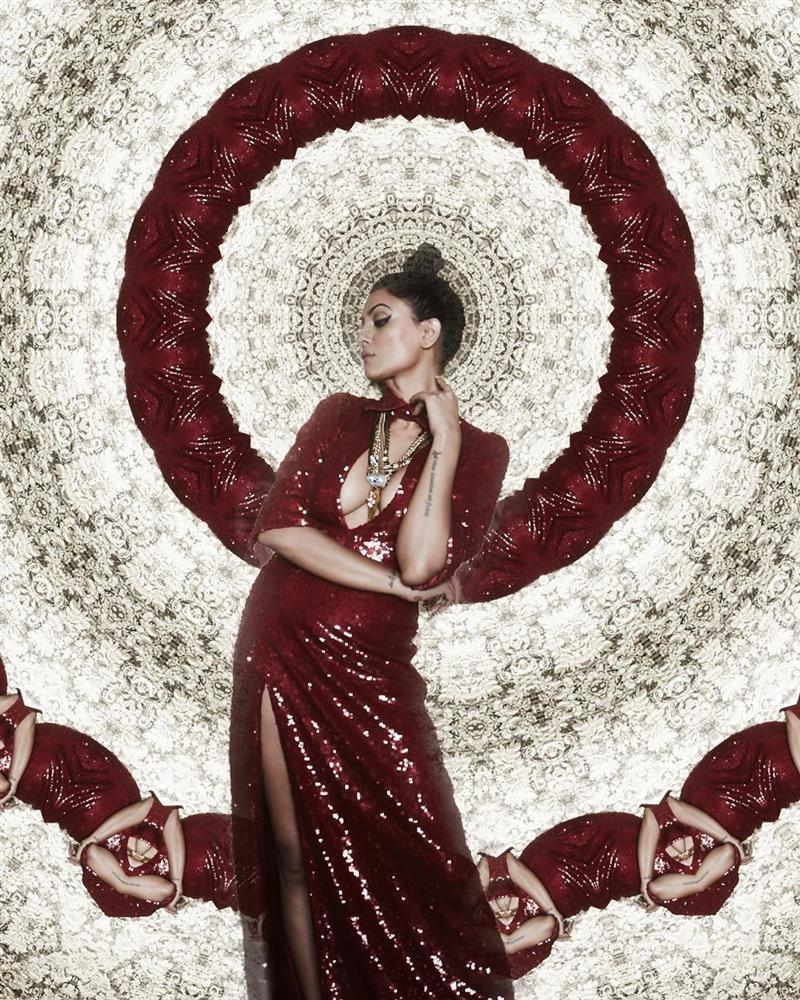 Bản tin Hoa hậu Hoàn vũ 3/4: Chuyện gì xảy ra khi Ariadna mặc thử váy vàng huyền thoại của HHen Niê?-4