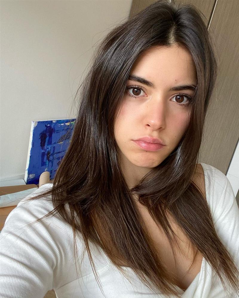 Bản tin Hoa hậu Hoàn vũ 3/4: Chuyện gì xảy ra khi Ariadna mặc thử váy vàng huyền thoại của HHen Niê?-7