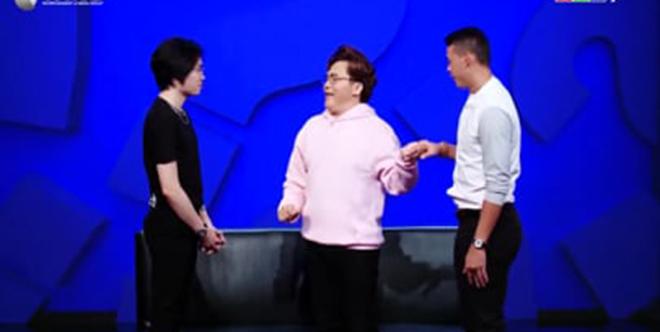 Cựu thủ môn ĐT Việt Nam gây sốc cưỡng hôn sao nam trên sóng truyền hình-2