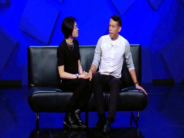 Cựu thủ môn ĐT Việt Nam gây sốc cưỡng hôn sao nam trên sóng truyền hình-3