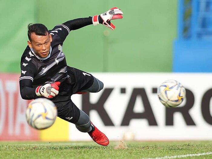 Cựu thủ môn ĐT Việt Nam gây sốc cưỡng hôn sao nam trên sóng truyền hình-4