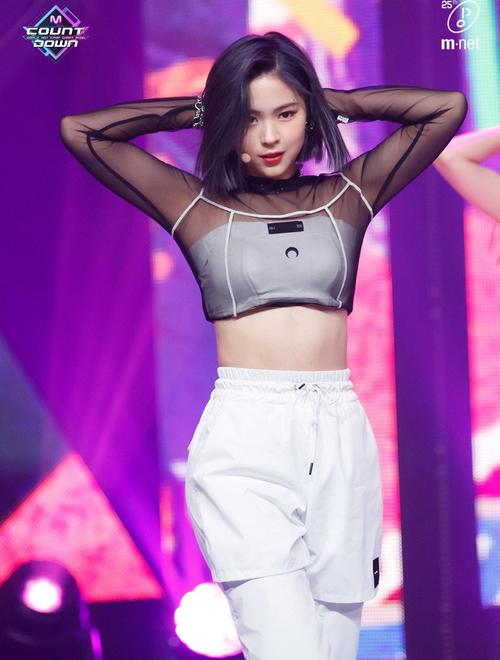 Stylist ITZY gây bức xúc khi cắt quần lót cho Ryu Jin mặc-2