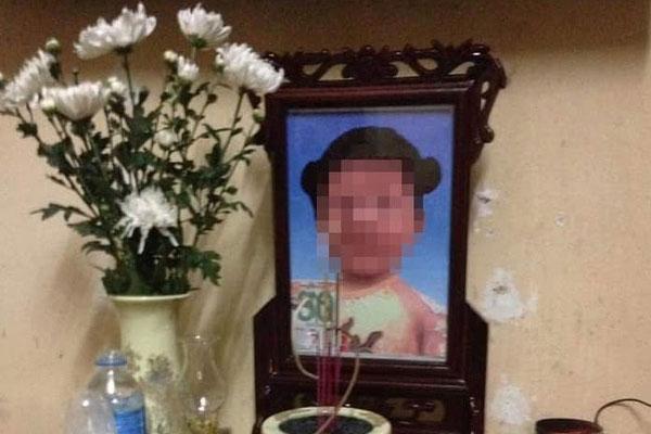 Vụ bé gái 3 tuổi tử vong nghi bị bố dượng mẹ ruột bạo hành: Khởi tố vụ án giết người-1