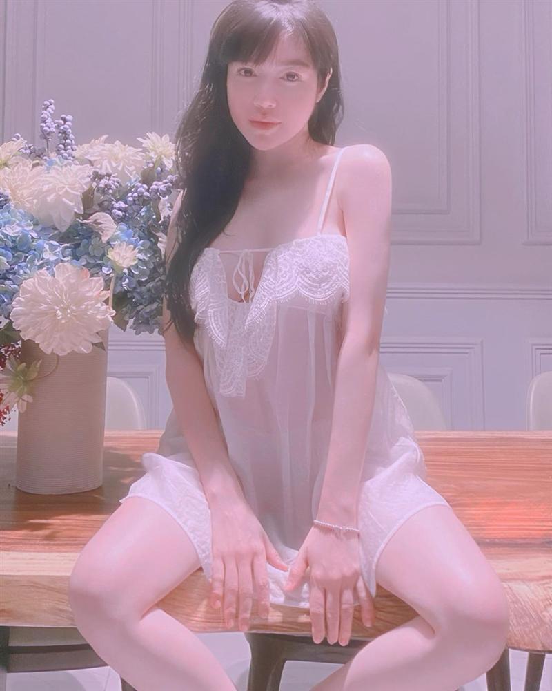 Mới đầu năm, Elly Trần làm nóng MXH với màn lên đồ... quên quần-4