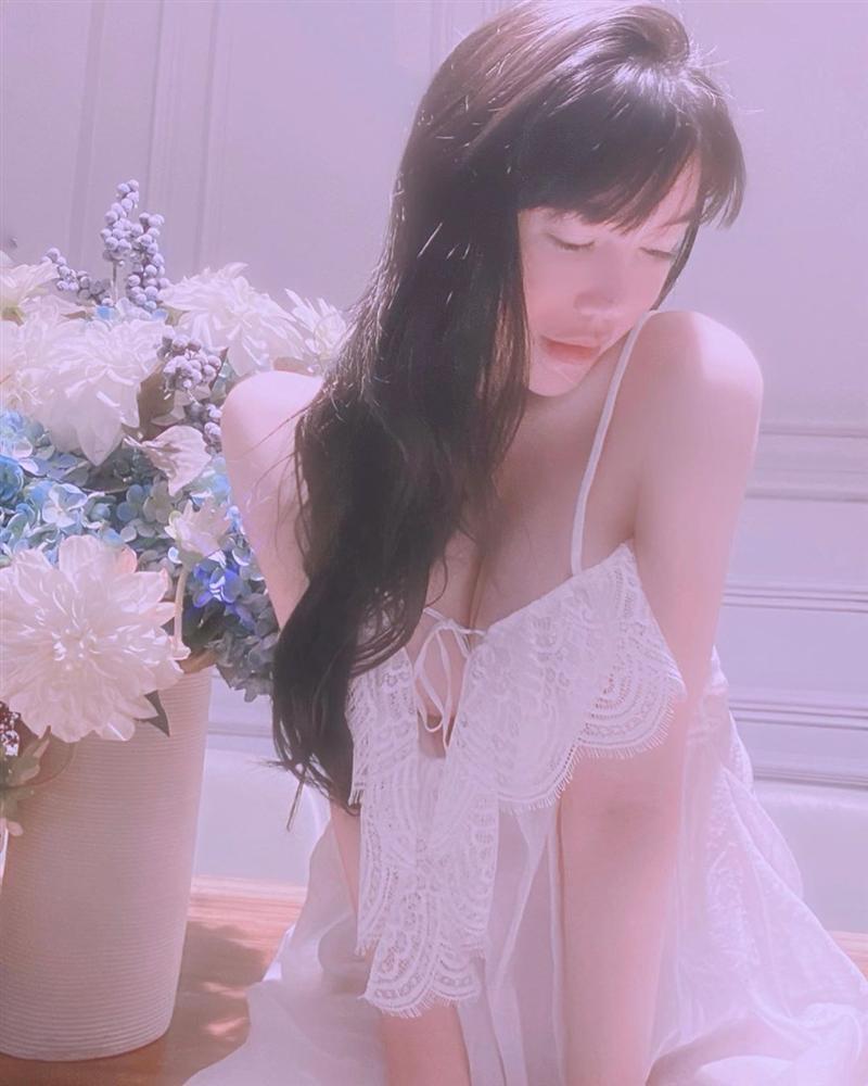 Mới đầu năm, Elly Trần làm nóng MXH với màn lên đồ... quên quần-5