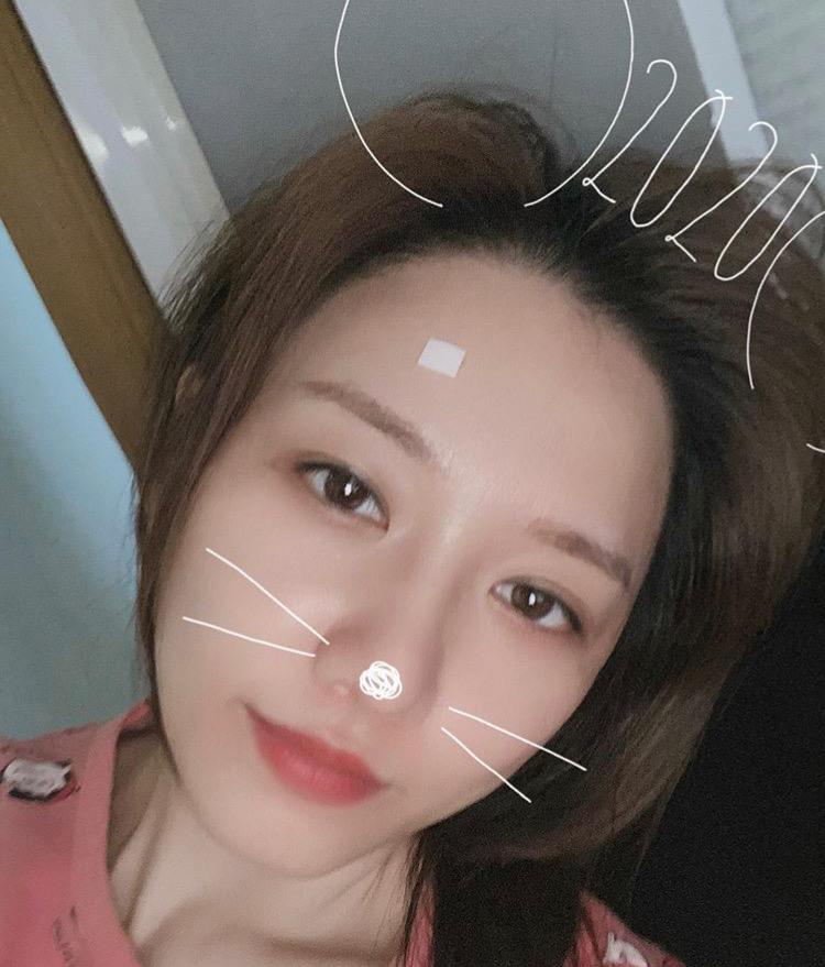 Mỹ nhân Việt ở nhà tránh dịch: Người khoe mặt mộc, kẻ make up lộng lẫy như đi tiệc-3