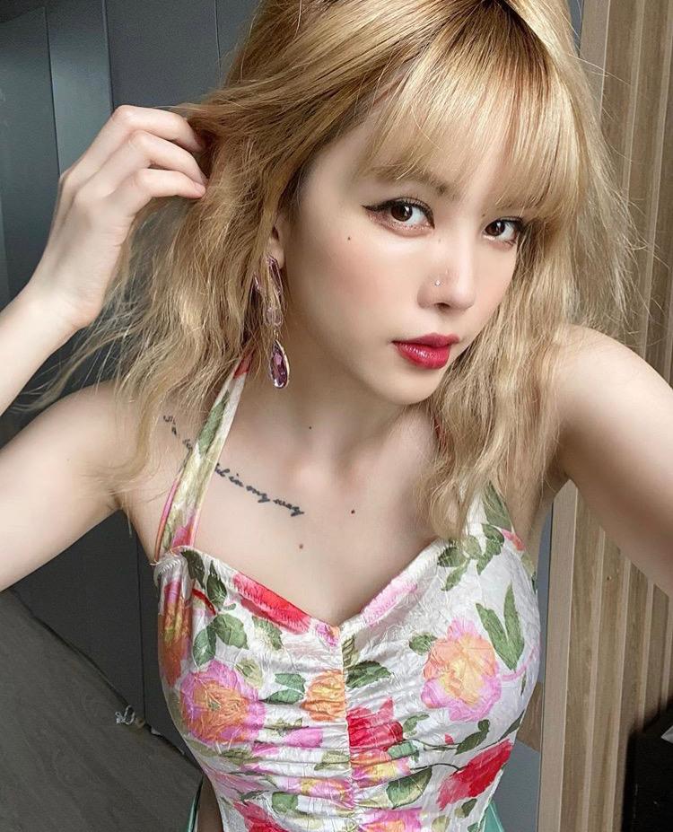 Mỹ nhân Việt ở nhà tránh dịch: Người khoe mặt mộc, kẻ make up lộng lẫy như đi tiệc-8