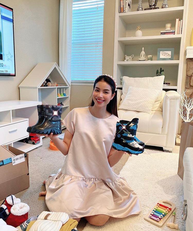 Mỹ nhân Việt ở nhà tránh dịch: Người khoe mặt mộc, kẻ make up lộng lẫy như đi tiệc-10