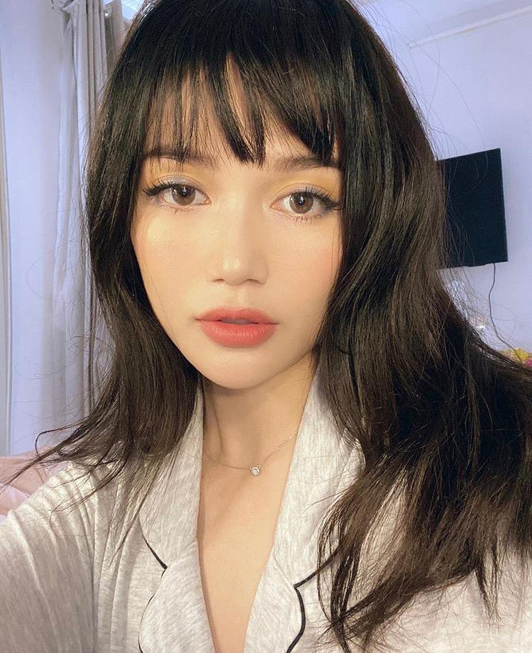 Mỹ nhân Việt ở nhà tránh dịch: Người khoe mặt mộc, kẻ make up lộng lẫy như đi tiệc-11