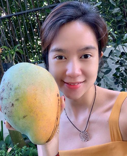 Mỹ nhân Việt ở nhà tránh dịch: Người khoe mặt mộc, kẻ make up lộng lẫy như đi tiệc-5