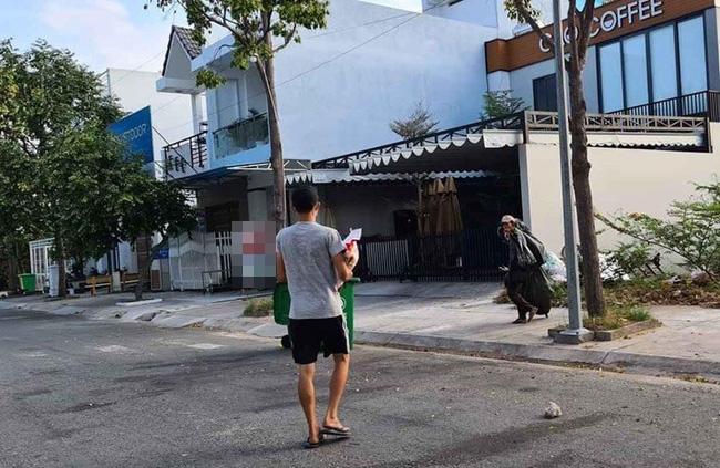 Thấy người nhặt ve chai, chàng trai ôm túi gạo và bịch khẩu trang ra biếu nhưng diễn biến sau đó mới bất ngờ-1