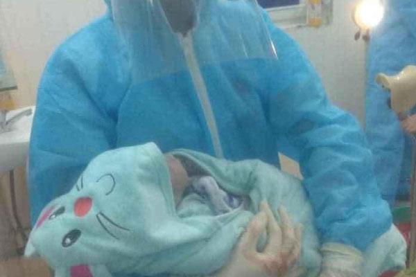 Sản phụ sinh bé trai ngay tại phòng cách ly ở Nghệ An-1