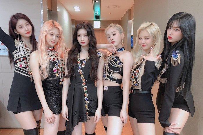 Một rapper phải xét nghiệm COVID-19 vì ngồi chung phòng chờ với EVERGLOW-2