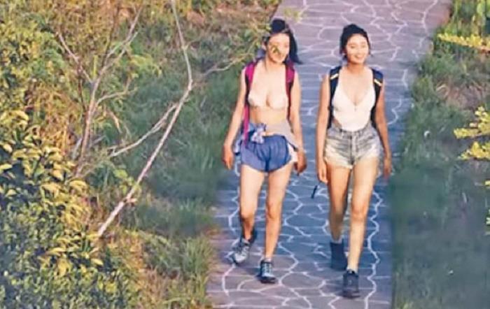 Hai sao nữ bị chỉ trích vì mặc trang phục không phù hợp lên sóng-2