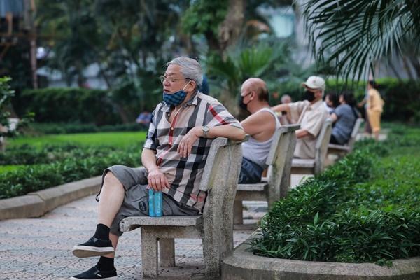 Nữ Việt kiều Pháp nắm chặt tay tạm biệt chiến sĩ khu cách ly ở Hà Nội-19