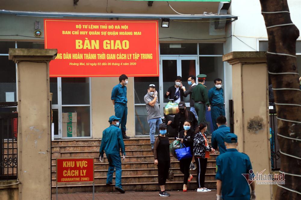 Nữ Việt kiều Pháp nắm chặt tay tạm biệt chiến sĩ khu cách ly ở Hà Nội-1