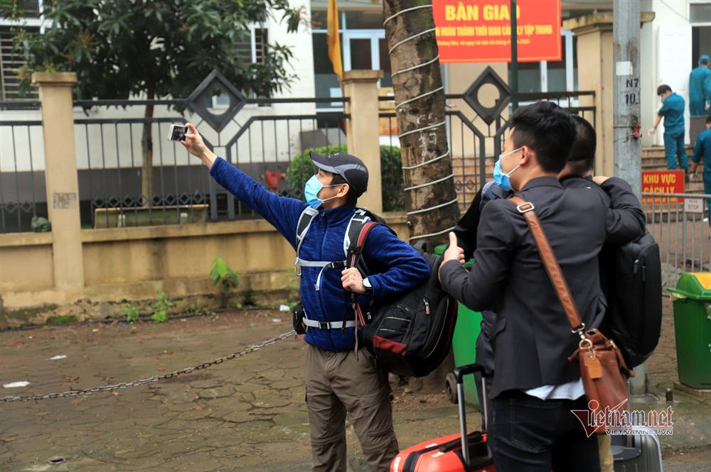 Nữ Việt kiều Pháp nắm chặt tay tạm biệt chiến sĩ khu cách ly ở Hà Nội-10