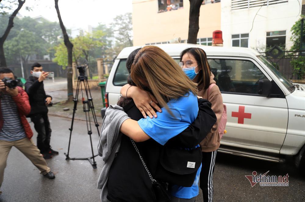 Nữ Việt kiều Pháp nắm chặt tay tạm biệt chiến sĩ khu cách ly ở Hà Nội-13