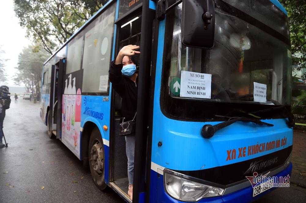 Nữ Việt kiều Pháp nắm chặt tay tạm biệt chiến sĩ khu cách ly ở Hà Nội-15