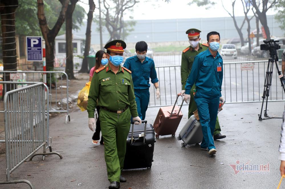 Nữ Việt kiều Pháp nắm chặt tay tạm biệt chiến sĩ khu cách ly ở Hà Nội-16