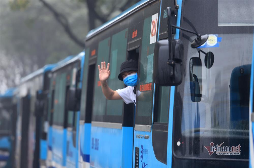 Nữ Việt kiều Pháp nắm chặt tay tạm biệt chiến sĩ khu cách ly ở Hà Nội-18