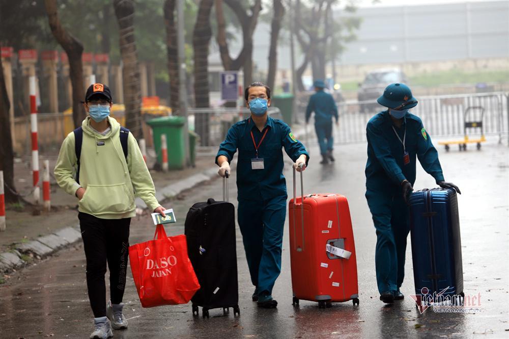 Nữ Việt kiều Pháp nắm chặt tay tạm biệt chiến sĩ khu cách ly ở Hà Nội-2